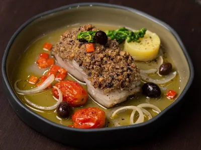 Bacalhau confitado com crosta de azeitona e legumes | Band Receitas
