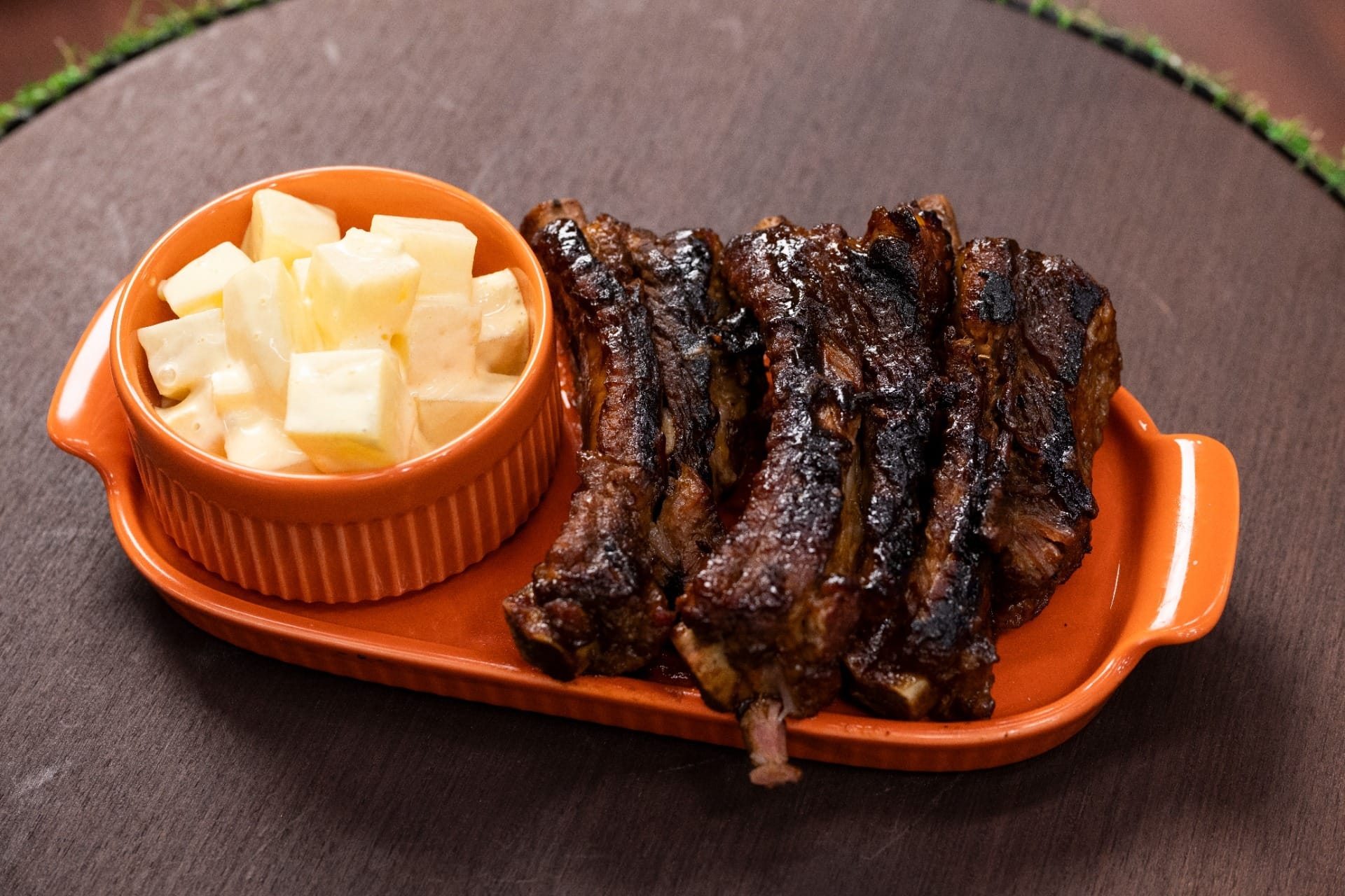 Costelinha ao barbecue com salada de batatas | Band Receitas