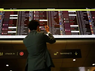 Greve geral contra reforma trabalhista afeta voos e escolas em Portugal