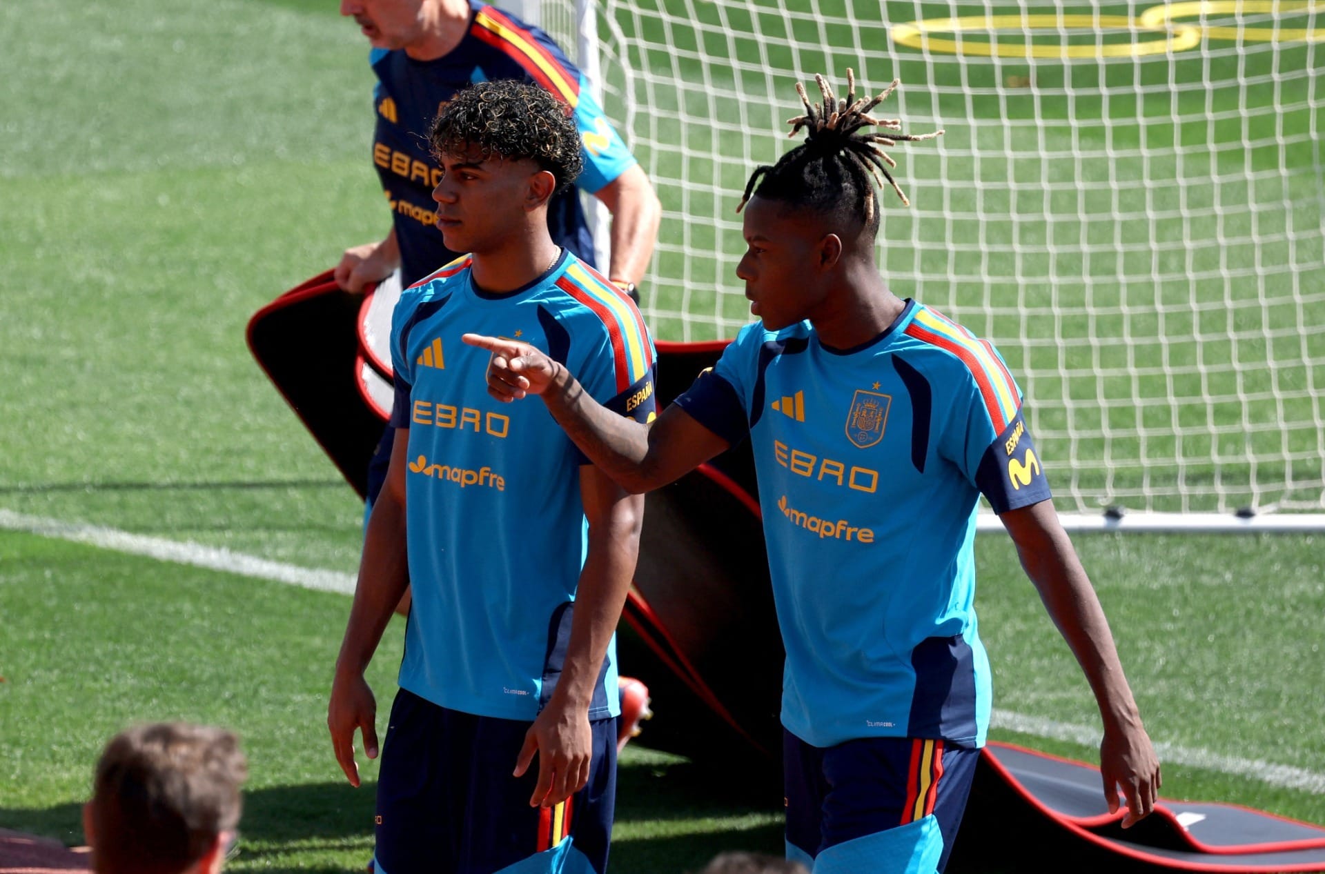 Lamine Yamal e Nico Williams em treino da Espanha I Foto: REUTERS/Kacper Pempel