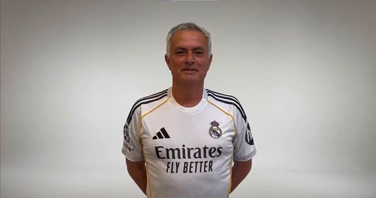 Florentino anuncia acordo com Mourinho, que veste a camisa do Real Madrid
