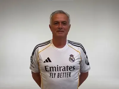 Florentino anuncia acordo com Mourinho, que veste a camisa do Real Madrid