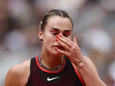 Sabalenka sofre virada, leva pneu e está fora de Roland Garros