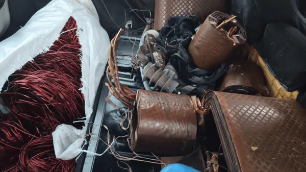 Dupla é presa transportando mais de 200 quilos de fios de cobre