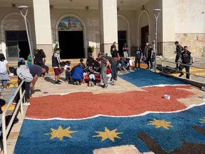 Fiéis se reúnem para confecção dos tapetes de Corpus Christi em Vinhedo