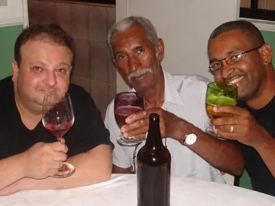 Erick Jacquin posta registro raro com sogro e cunhado: "Para sempre"