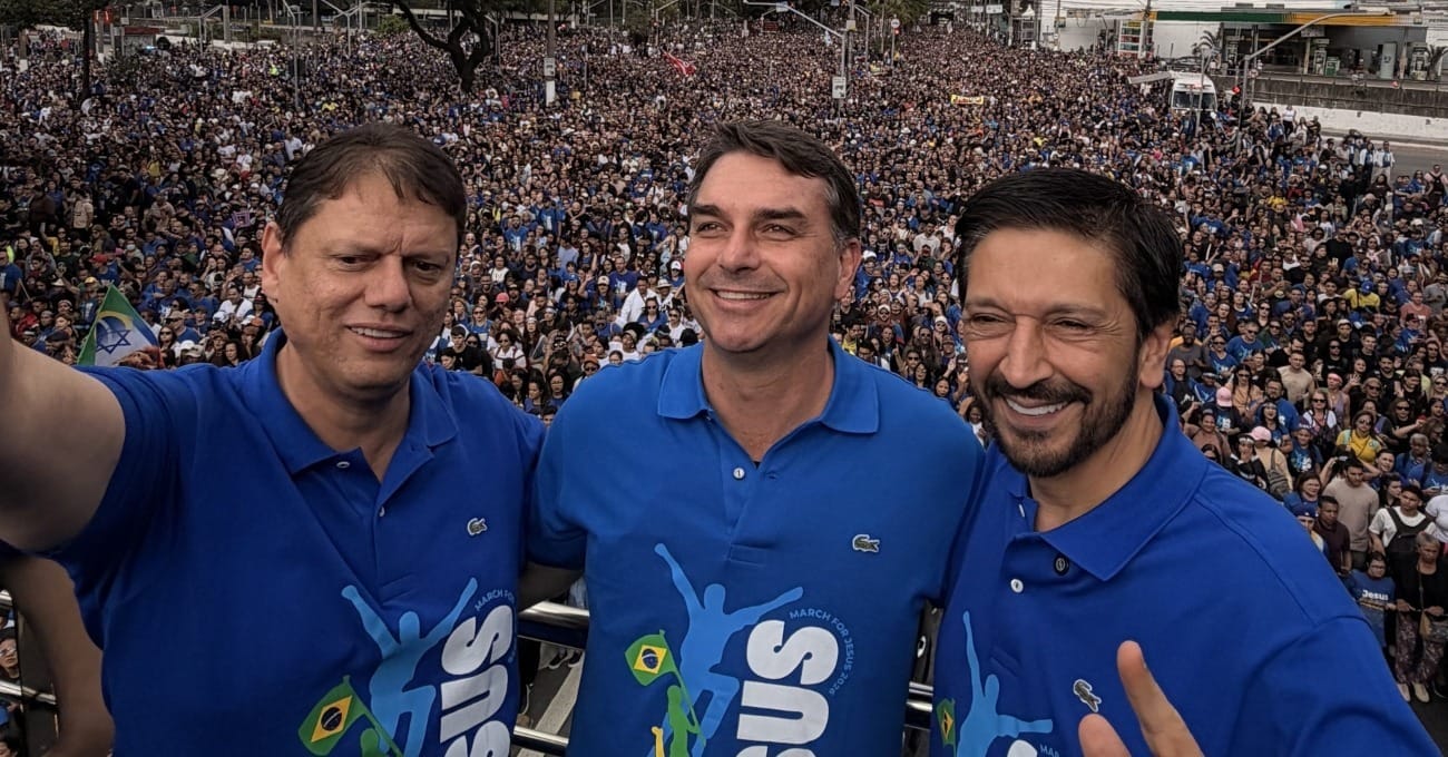País passa por guerra espiritual, diz Flávio Bolsonaro na Marcha para Jesus