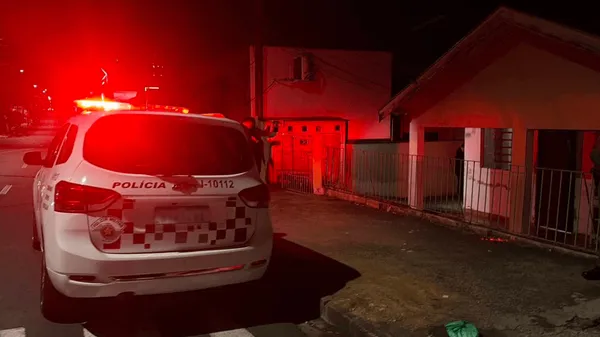 Homem leva nove facadas de vizinho durante briga em Piracicaba