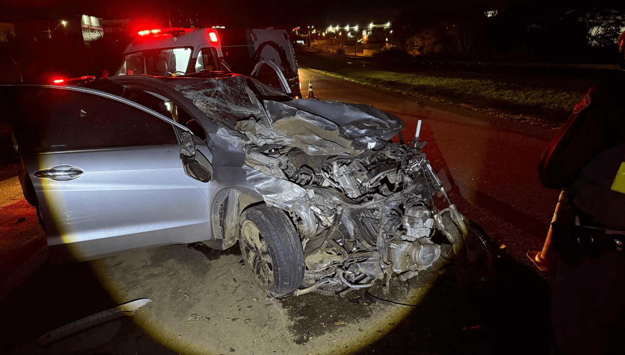 Com o impacto, o carro capotou