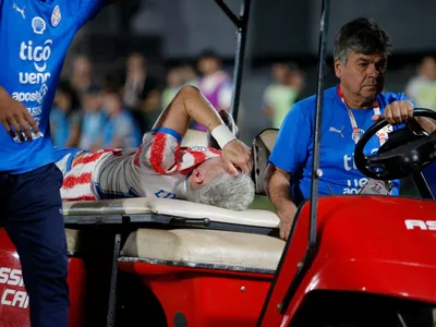 Destaque do Paraguai sente dores durante amistoso e sai chorando