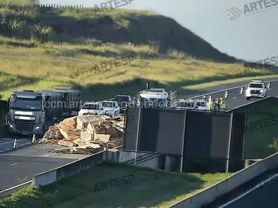 Carreta com paletes tomba e bloqueia trecho da Bandeirantes em Limeira
