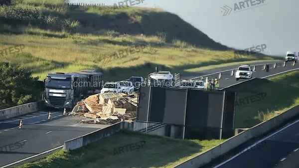 Carreta com paletes tomba e bloqueia trecho da Bandeirantes em Limeira