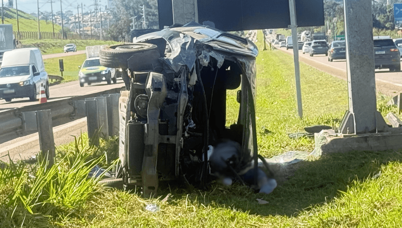Motorista morre após perder controle e capotar carro na Santos Dumont