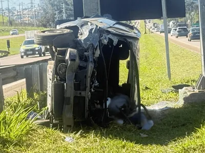 Motorista morre após perder controle e capotar carro na Santos Dumont