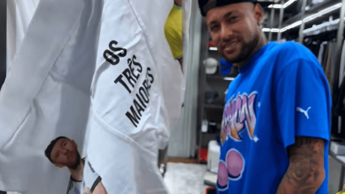 Neymar mostra mala da Copa com cueca com foto de Messi e relógio de milhões