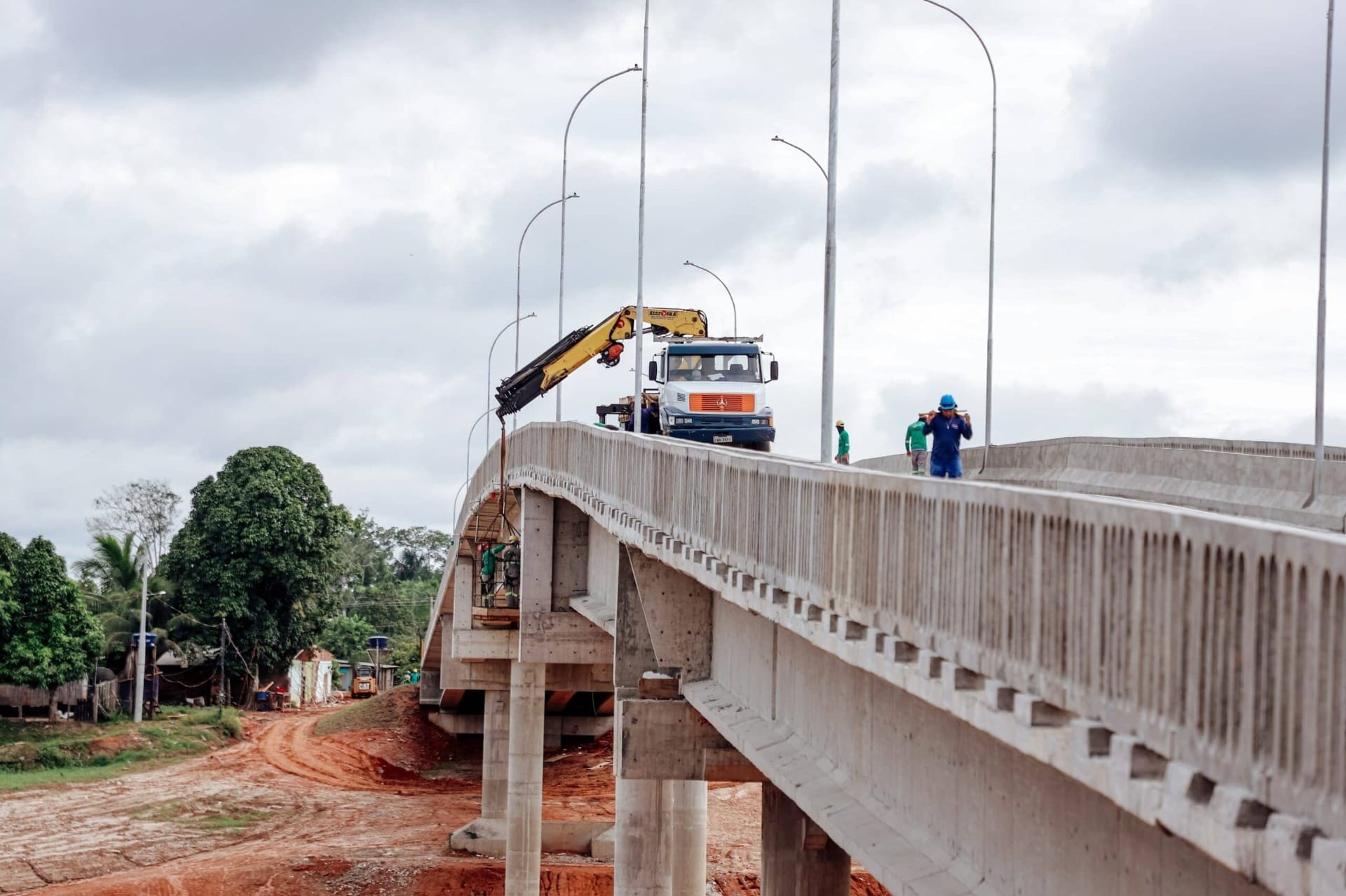 Sobrevivente relembra momento em que ponte desabou: 'caí direto no rio'