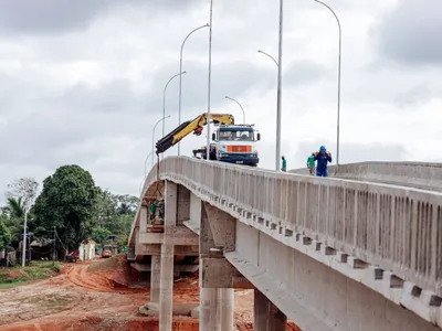 Sobrevivente relembra momento em que ponte desabou: 'caí direto no rio'