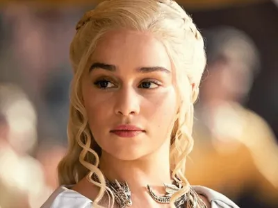 Emilia Clarke diz que teve crise com final de Game of Thrones: "Indignada"
