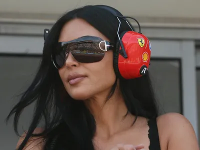 Kim Kardashian, namorada de Lewis Hamilton, surge no GP de Mônaco; veja
