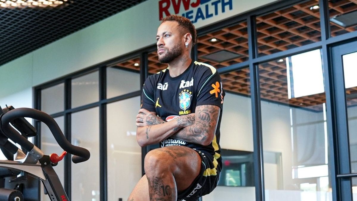 Fora de Brasil x Egito, Neymar faz fisioterapia mirando volta aos treinos