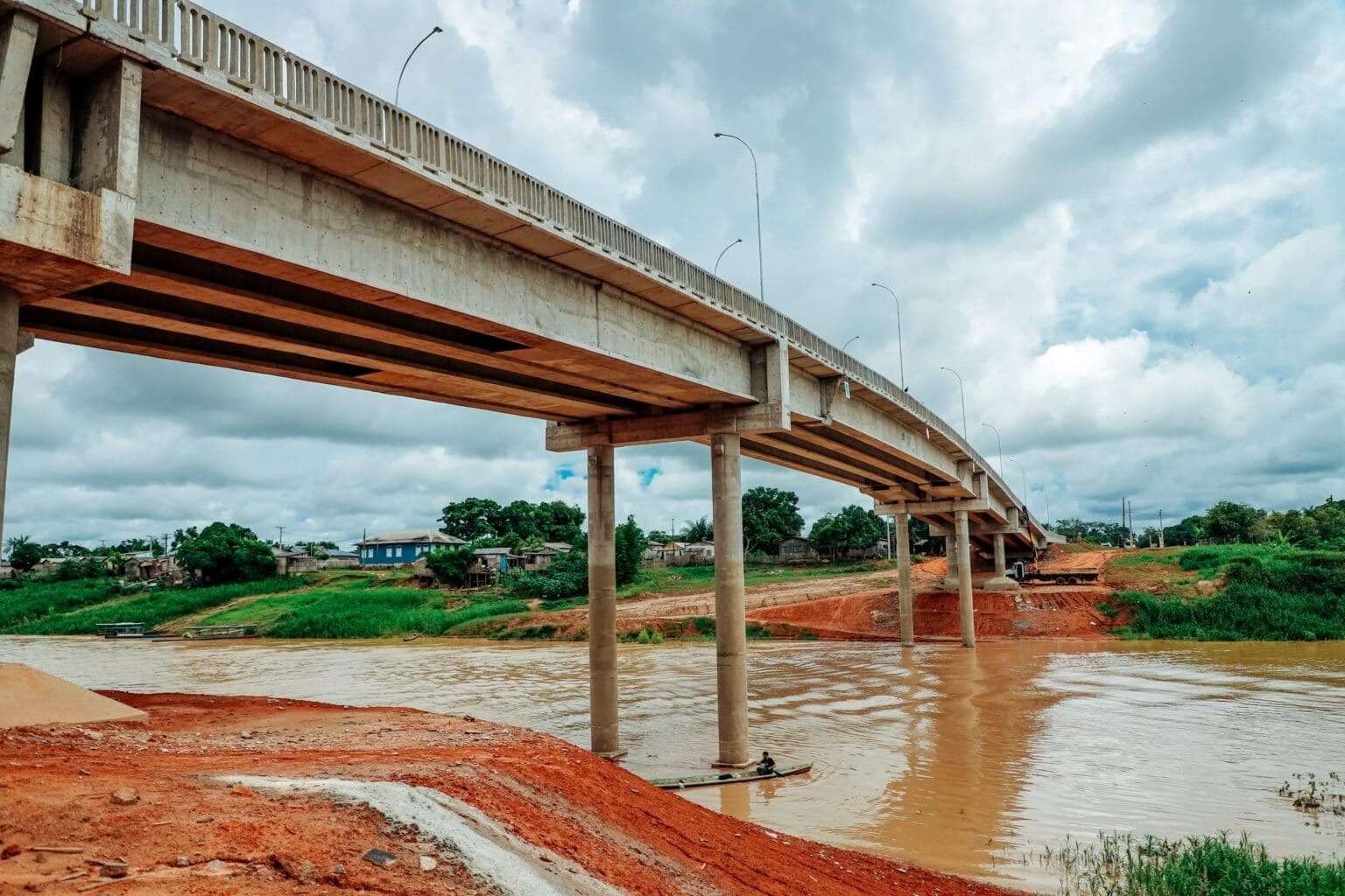 Juiz aposentado gravou live em ponte no Acre minutos antes do desabamento