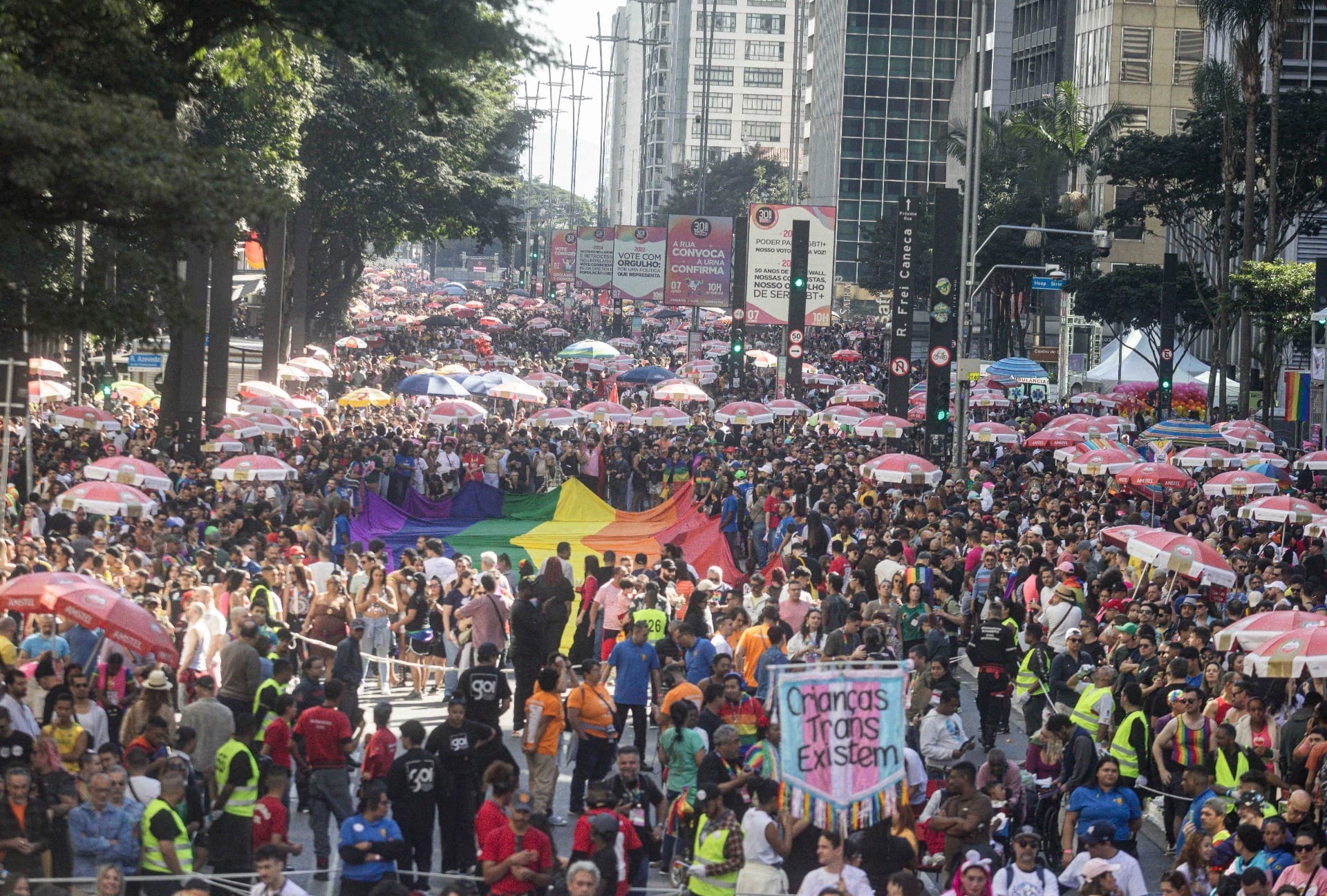 Parada LGBT reúne milhares de pessoas na Avenida Paulista  Crédito: Taba Benedicto/Estadão Conteúdo