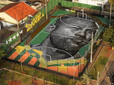 Neymar ganha pintura feita por artistas em quadra pública de Sumaré