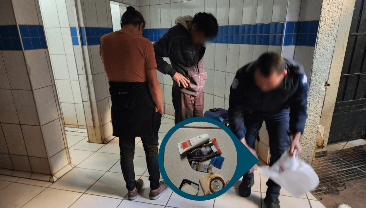 Foram encontrados preservativos e gel lubrificante com ambos