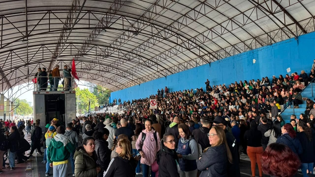 Servidores de Taubaté mantêm greve e fazem manifestação na Avenida do Povo