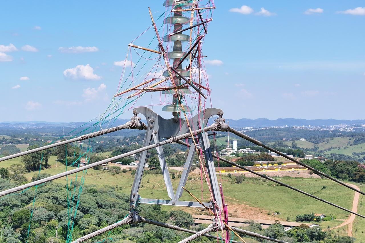 Mais de 202 mil unidades seguem sem energia após temporais no Paraná