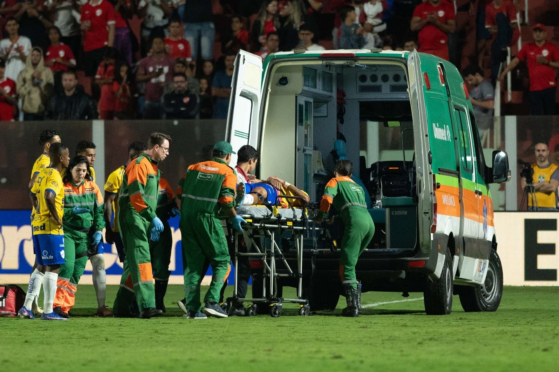 Jogador do Vila Nova fica ensanguentado e sai de ambulância na Série B