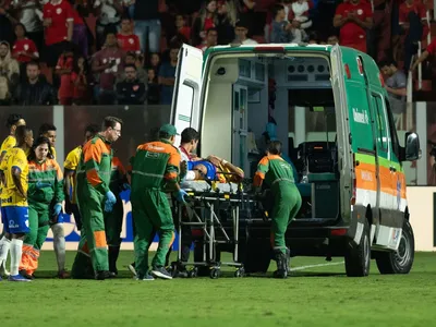 Jogador do Vila Nova fica ensanguentado e sai de ambulância na Série B
