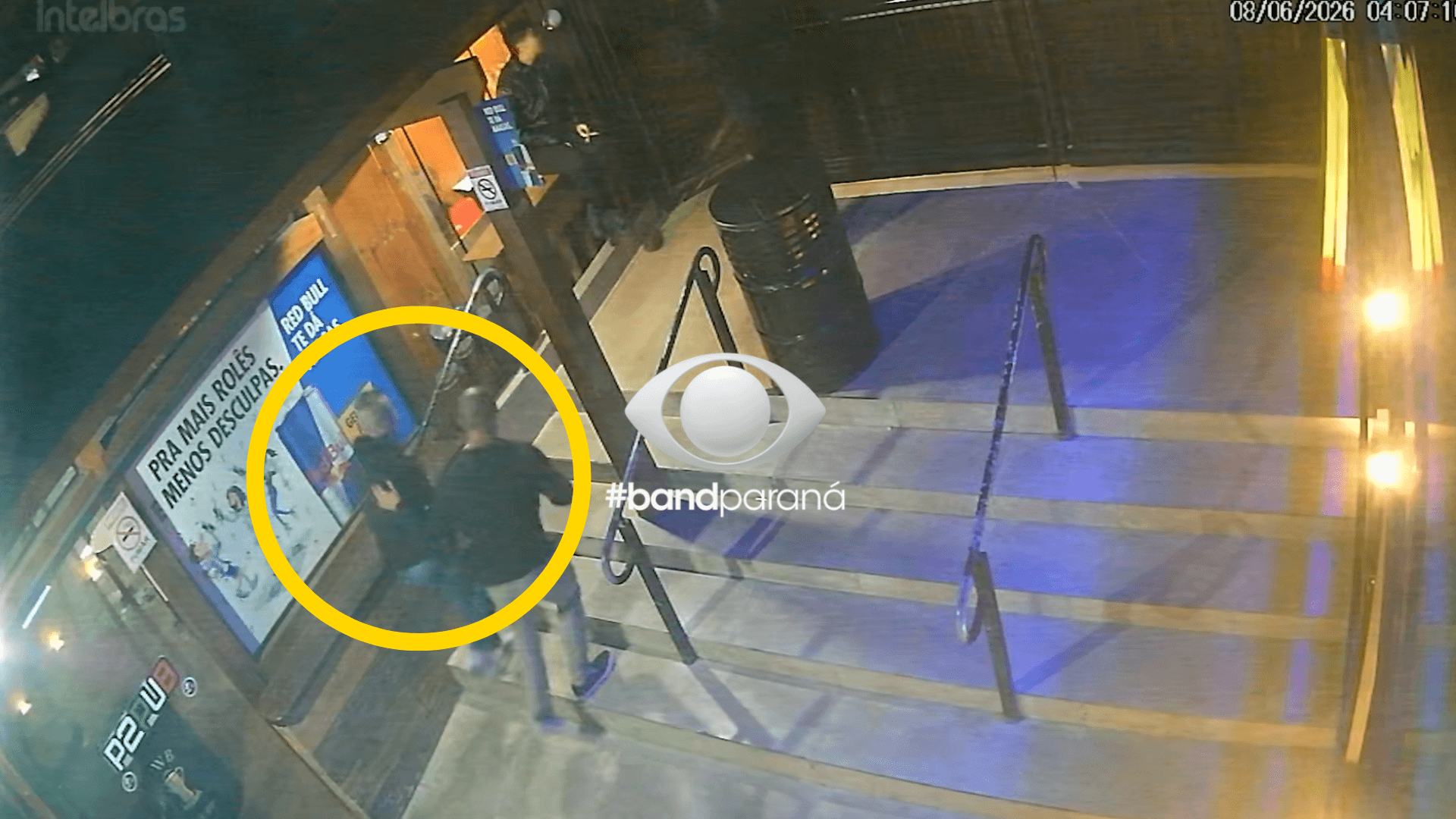 Câmeras de segurança mostram PMs saindo juntos de bar e confusão na rua