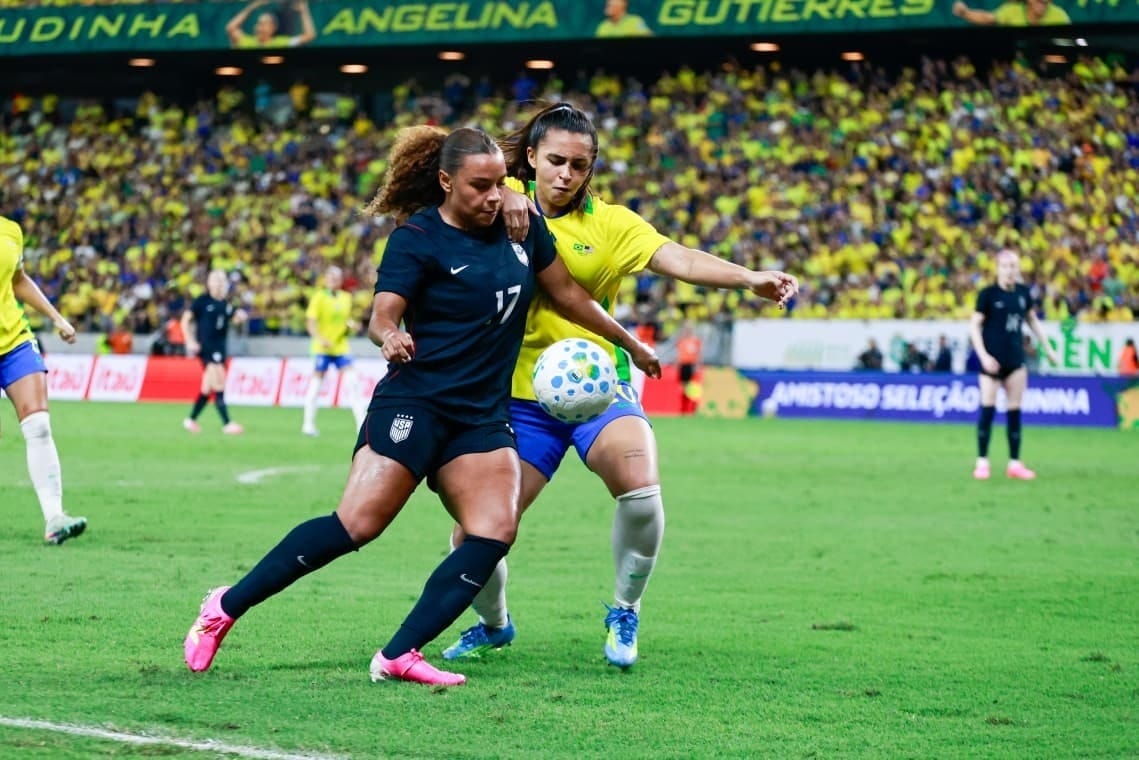 Brasil feminino perde dos EUA em noite de recorde de público no Nordeste