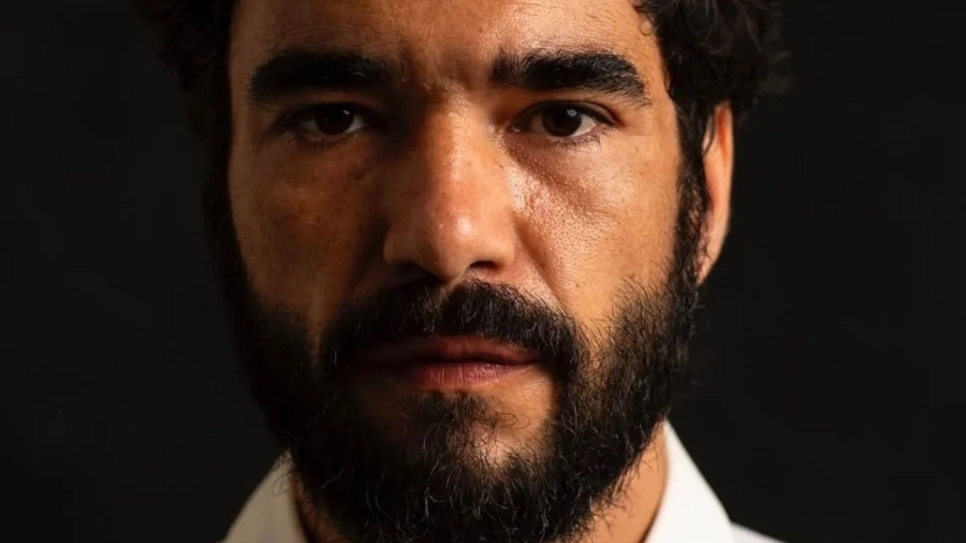 Caio Blat conta que apanhou de veterano no início da carreira: "Doeu muito"