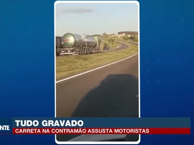 Vídeo mostra carreta na contramão da BR-376 em Paranavaí