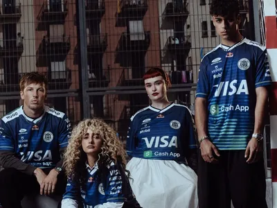 Clima de Copa: Racing Bulls lança camisas de futebol para o GP de Barcelona