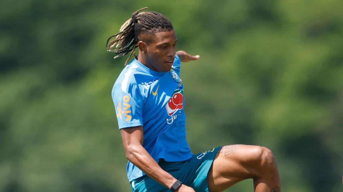 Seleção Brasileira: Léo Pereira acerta pisão em Danilo no treino; assista