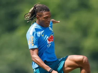 Seleção Brasileira: Léo Pereira acerta pisão em Danilo no treino; assista