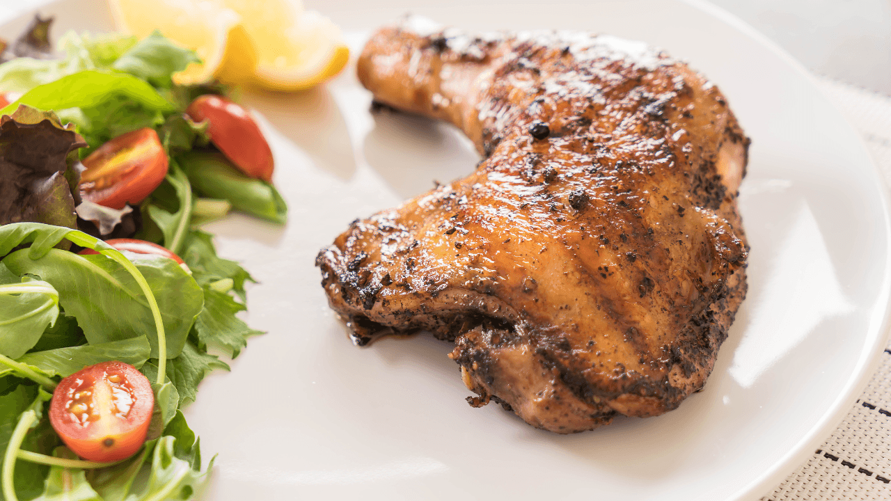 Dia corrido? Esse frango com sopa de cebola pode ser a solução