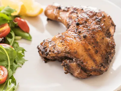 Dia corrido? Esse frango com sopa de cebola pode ser a solução