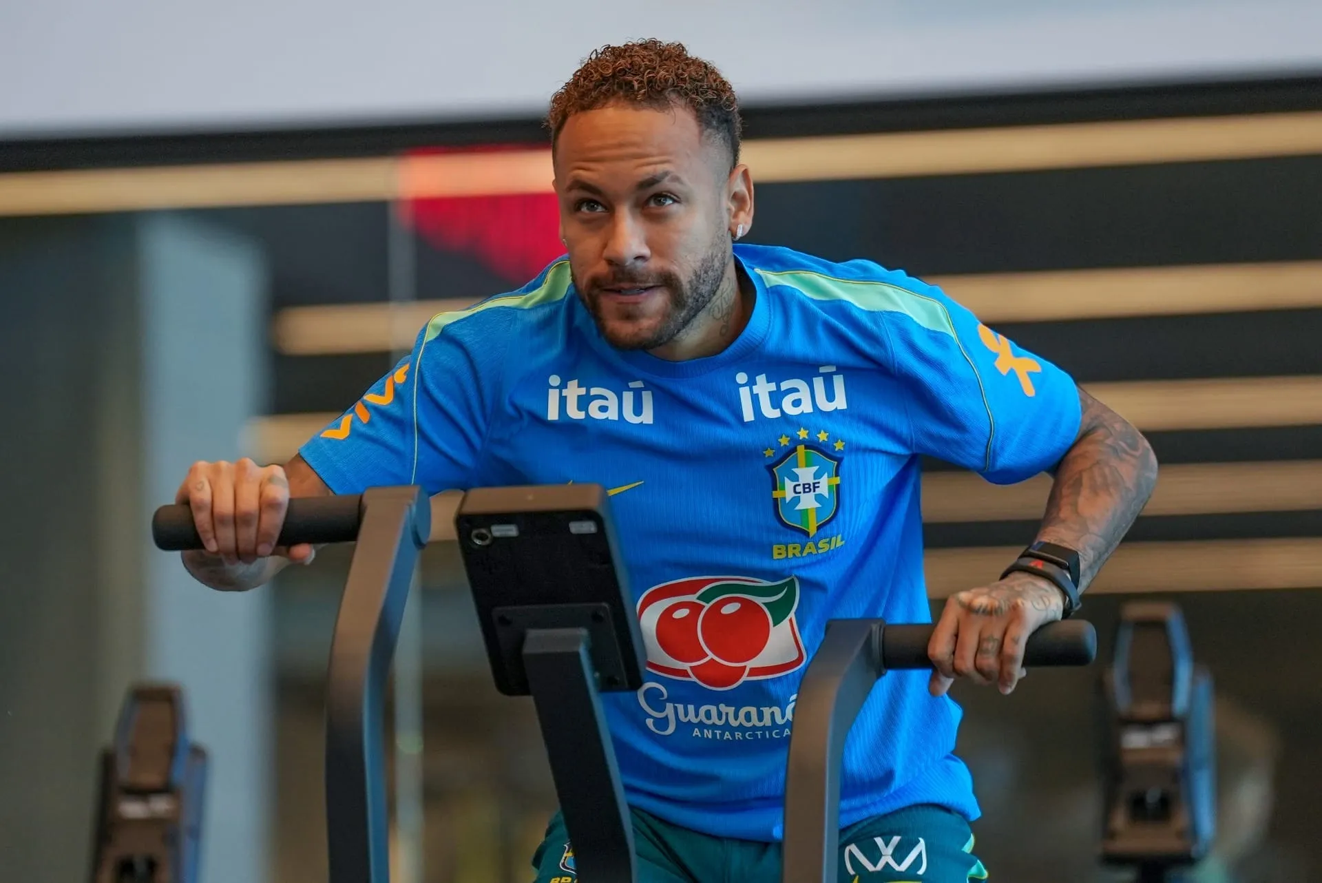 Neymar durante treinamento na academia preparatório para Copa do Mundo