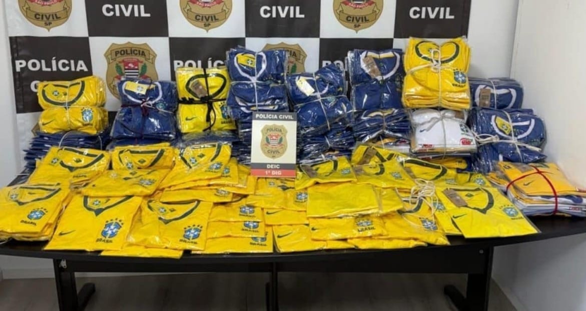 Polícia Civil apreende camisetas da seleção brasileiras falsificadas em SP Divulgação/Polícia Civil