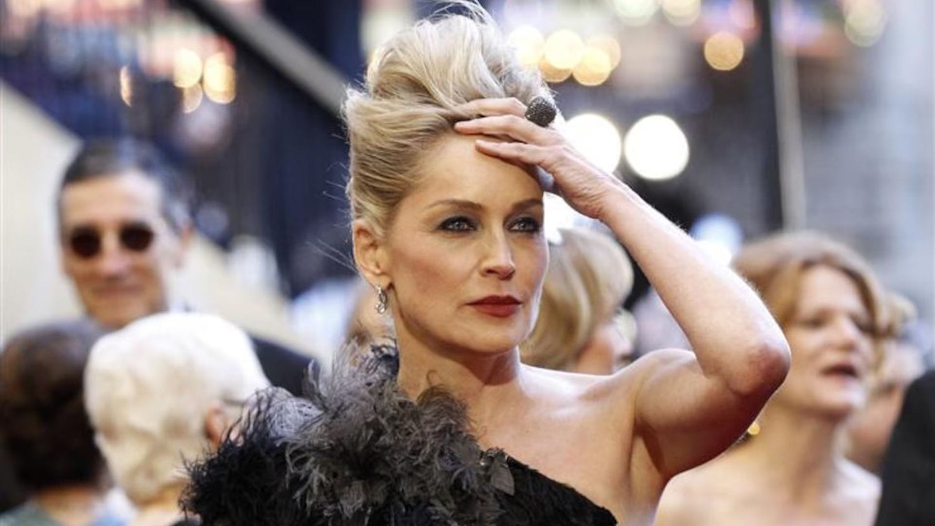 Sharon Stone diz que pediu divórcio após marido reprovar dupla mastectomia