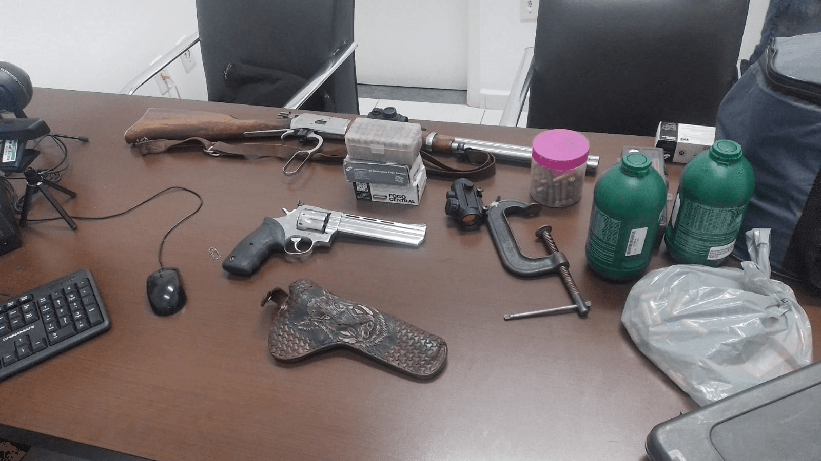 Homem é preso com armas, munições e balança de precisão