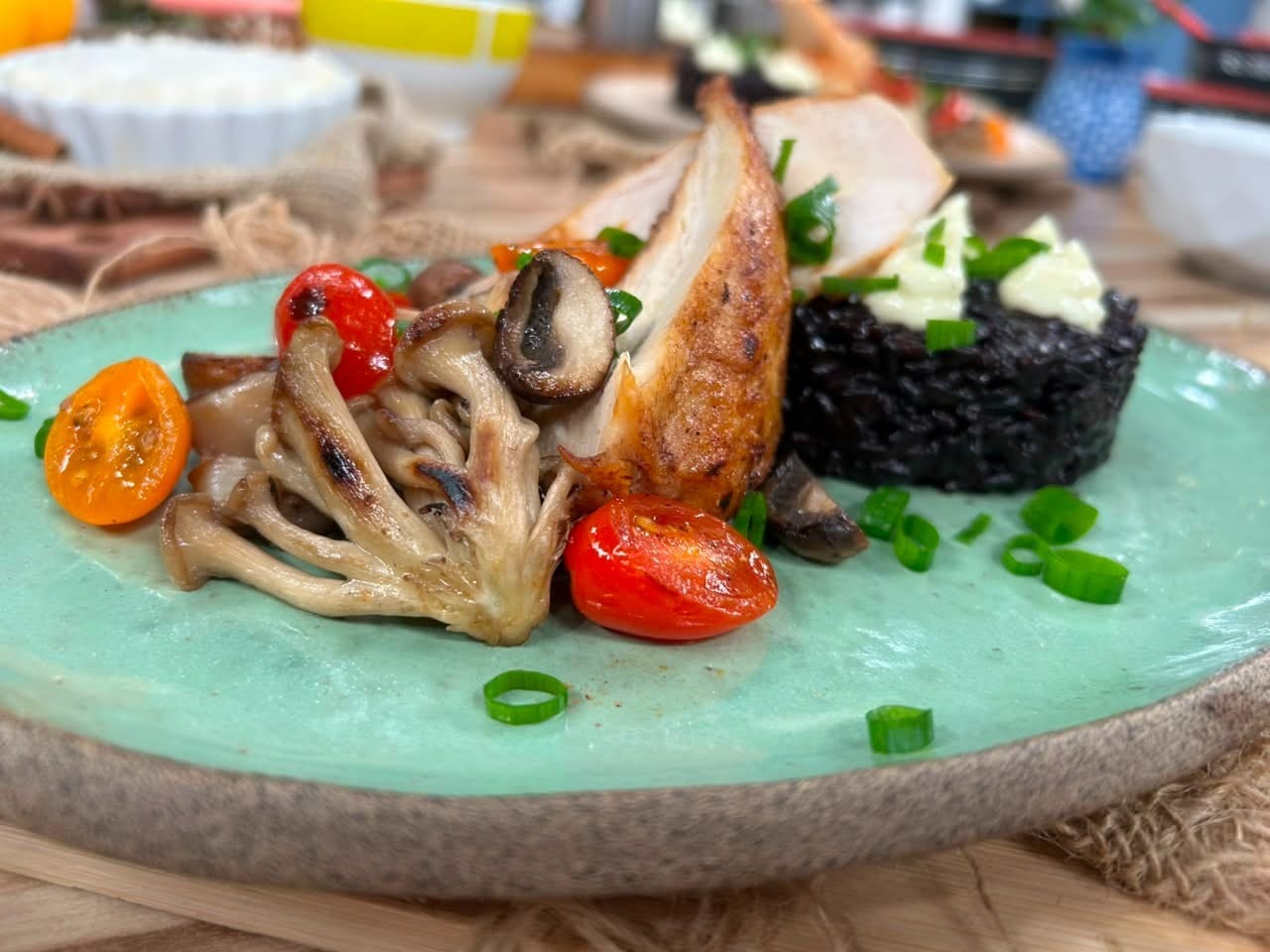 Arroz negro com frango grelhado e aioli de limão siciliano do chef Bruno Hashimoto | Band Receitas