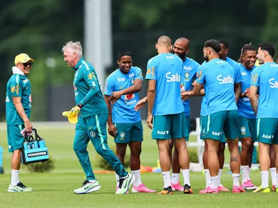 Ancelotti faz 67 anos e ganha trote em treino da Seleção; assista