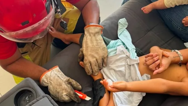 Criança passa super cola e fica grudada em sofa