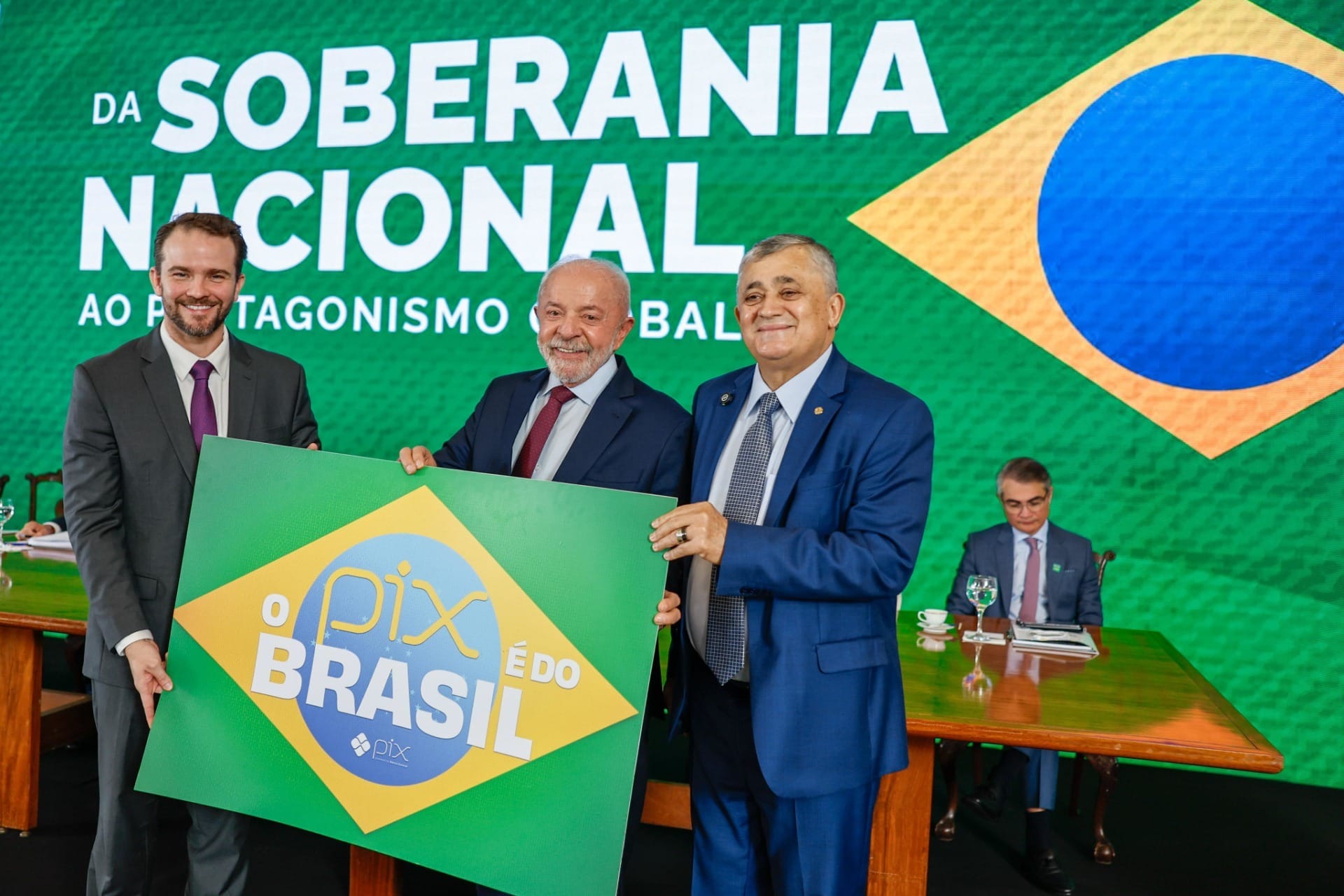 Lula critica tarifas impostas pelos EUA; Flávio foca combate a facções