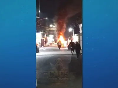 Operação tem tiroteio e barricadas em chamas no Complexo da Maré, no RJ